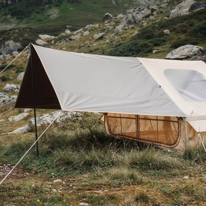 Tente gonflable A-frame fenêtre de toit installée en montagne