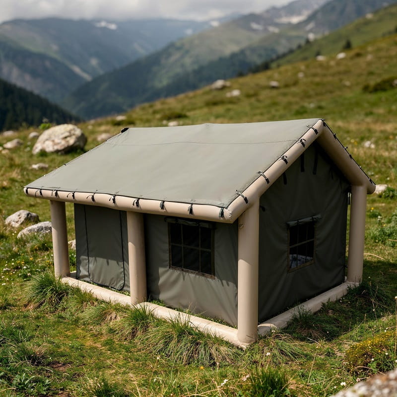 tente gonflable kaki et beige en forme de chalet installée en montagne