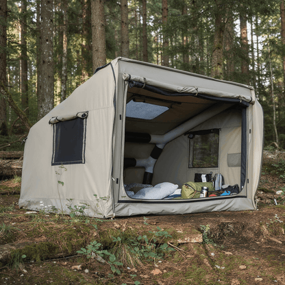 Tente gonflable 1 place tout-terrain installée en forêt