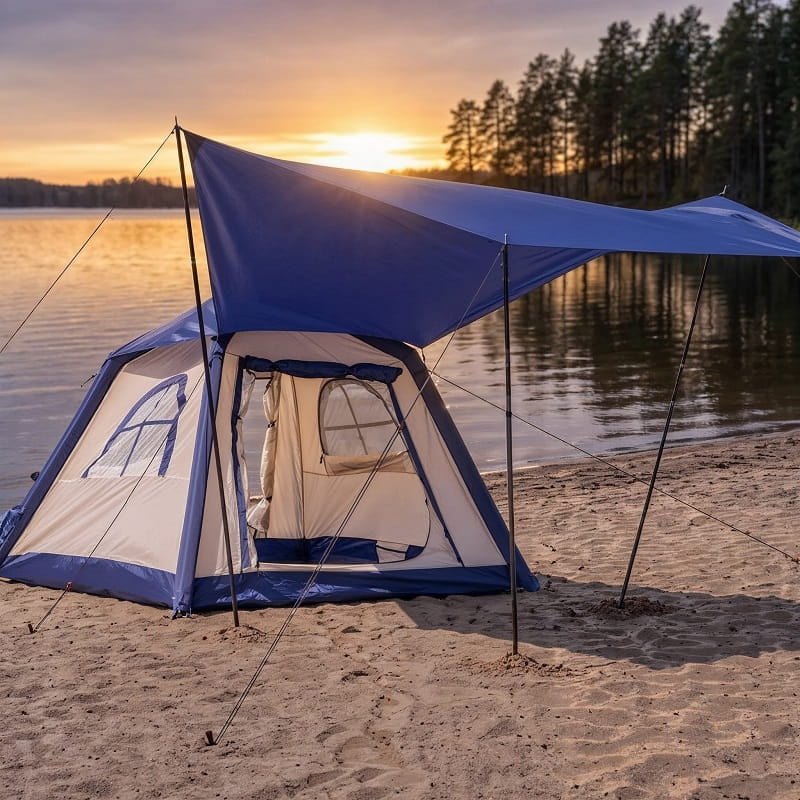 tente gonflable bleue et blanche avec auvent installée au bord d'un lac au coucher du soleil