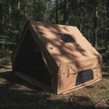 tente gonflable beige en forme de cabanon installée dans une forêt de pins