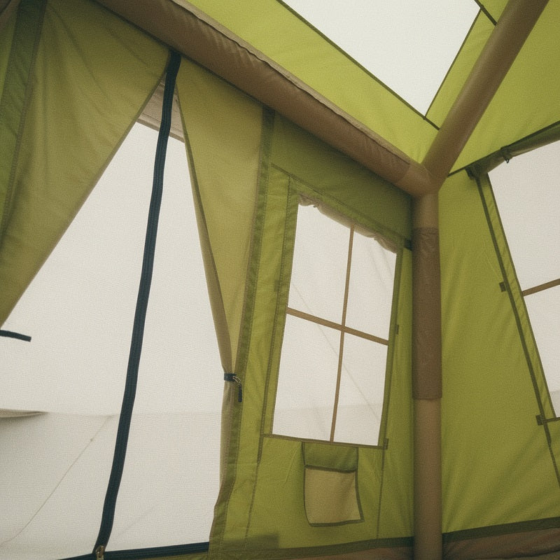 détail intérieur de la tente gonflable verte montrant une fenêtre et l'armature