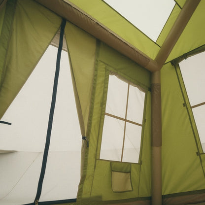 détail intérieur de la tente gonflable verte montrant une fenêtre et l'armature