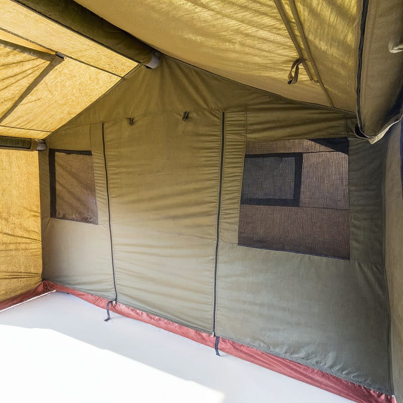 intérieur de la tente gonflable avec cloison en toile et fenêtres moustiquaires