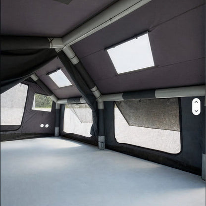 intérieur de la tente gonflable montrant les fenêtres de toit et l'armature
