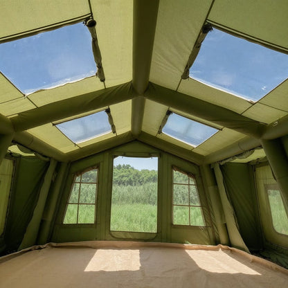 intérieur du module central de la tente gonflable montrant les lucarnes de toit et la vue sur l'extérieur