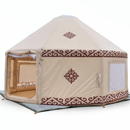 tente gonflable yourte beige avec motifs brodés et entrée ouverte sur fond blanc