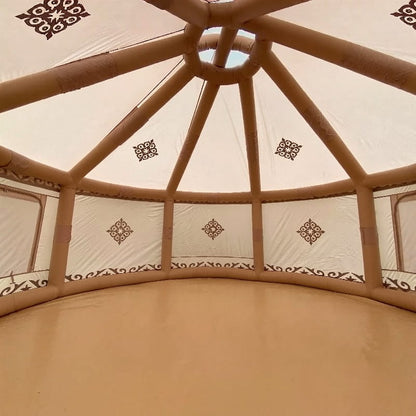 vue intérieure du plafond de la tente gonflable yourte montrant l'armature en étoile et les motifs brodés
