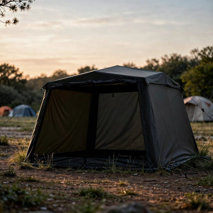 tente tonnelle gonflable grise installée sur un terrain de camping au crépuscule
